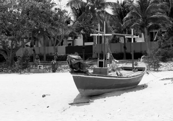 Fiskebåt sand havet stranden. — Stockfoto