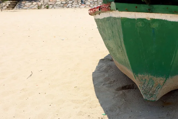 Рыбалка лодка песчаный пляж . — стоковое фото