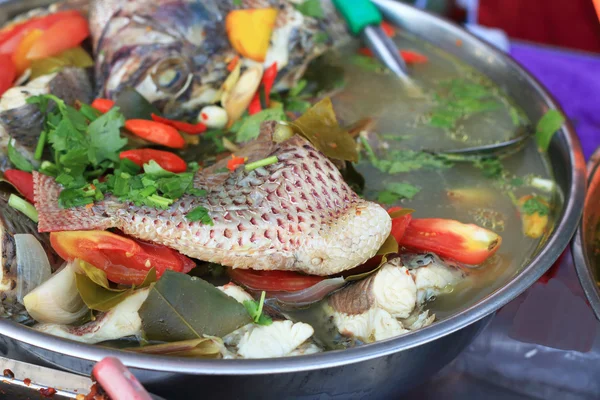 Varm och syrlig soppa ormhuvudsfisk - thai mat — Stockfoto