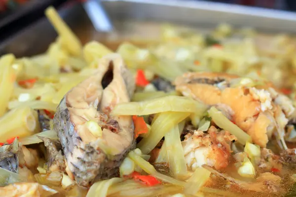 Varm och syrlig soppa ormhuvudsfisk - thai mat — Stockfoto
