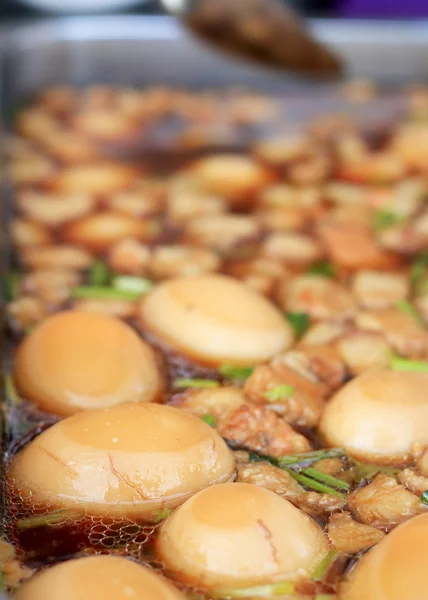 Jaja Wieprzowina duszona z tofu w rynku — Zdjęcie stockowe