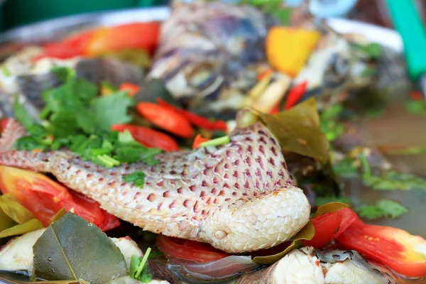 Heiße und saure Suppe Schlangenkopffisch - thailändisches Essen — Stockfoto