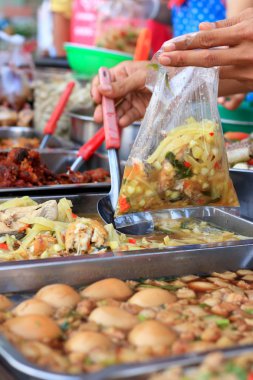 yumurta haşlanmış domuz pazarında soya peyniri ile