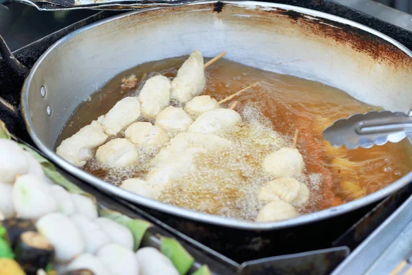 Boulette de viande frite dans la poêle — Photo