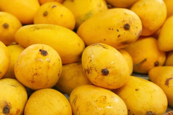 Rijpe mango op de markt — Stockfoto