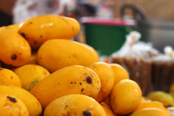 Rijpe mango op de markt — Stockfoto