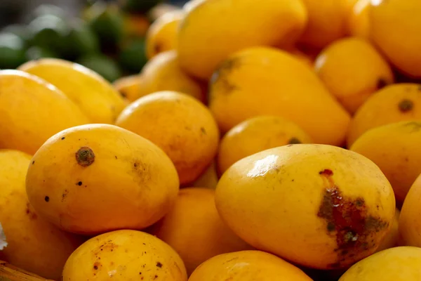 Dojrzałe mango na rynku — Zdjęcie stockowe