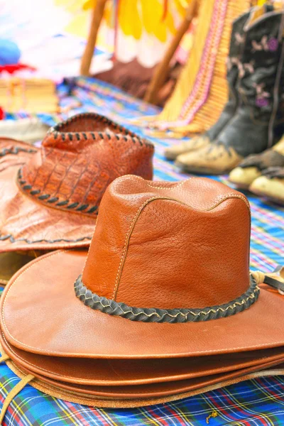 Кожаные ковбойские шляпы на продажу — стоковое фото