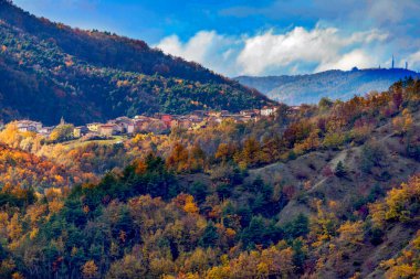 panorama del fogliame autunnale in Val Borbera