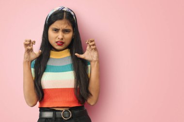 Çığlık, nefret, öfke. Ağlayan kızgın Hintli Asyalı kız çığlık atıyor. İnsani duygular, yüz ifadesi kavramı. Kopyalama alanı oluştur.