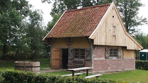 Tipik eski Hollanda woman'shouse