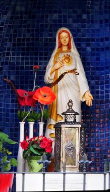 bakire maria bir şapel içinde heykeli