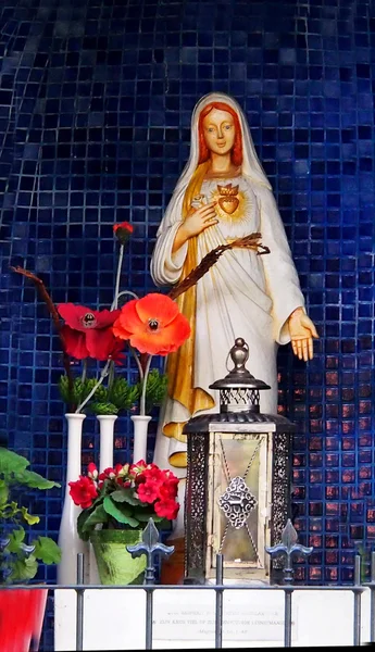 bakire maria bir şapel içinde heykeli