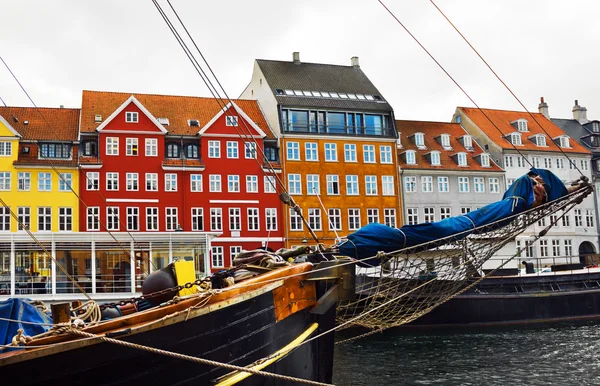 Yacht and color buildings in Nyhavn, Copenhagen — Stock Photo, Image