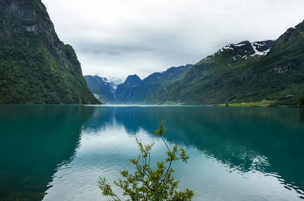Озеро Олденватнет с ледником Бриксдаль, Норвегия — стоковое фото