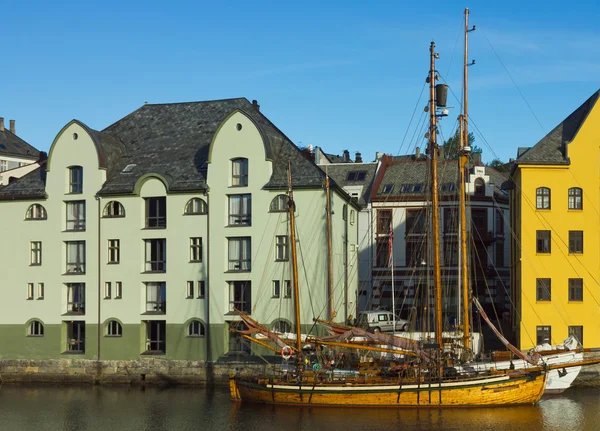 Hoteles y yates en Alesund — Foto de Stock