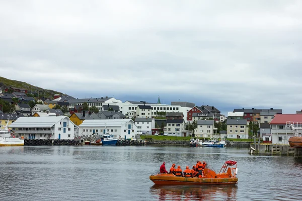 Tourists in Honningsvag, Norway — Stockfoto