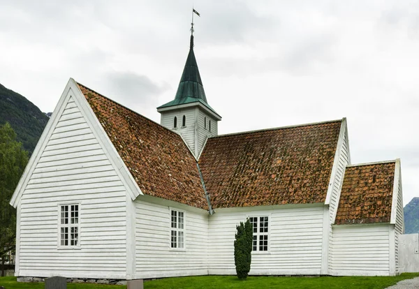 Iglesia en la aldea Olden, Noruega — Foto de Stock