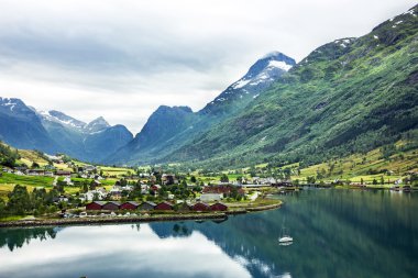 Norveç'te Dağları ile peyzaj