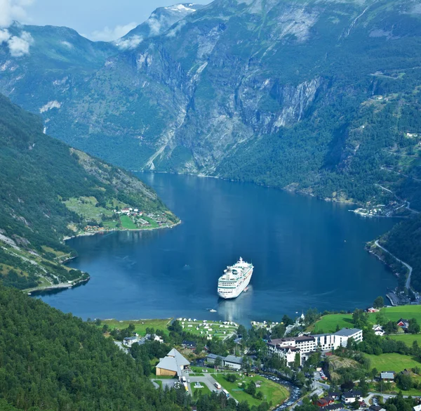Cruiseschip in geiranger, Noorwegen — Stockfoto