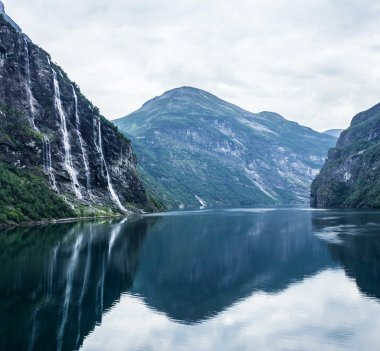 Şelalenin geiranger fiyort, Norveç.