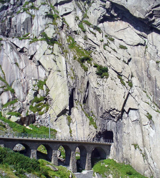 Pont maléfique près du village Andermatt . — Photo