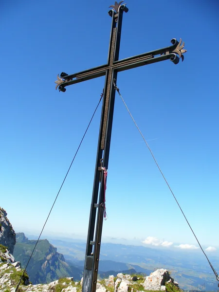 Croix chrétienne au sommet de la montagne — Photo