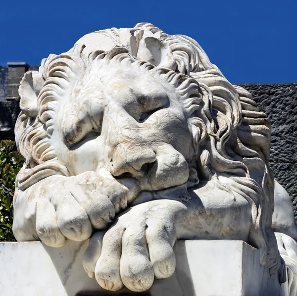 Escultura de mármore de leão adormecido — Fotografia de Stock