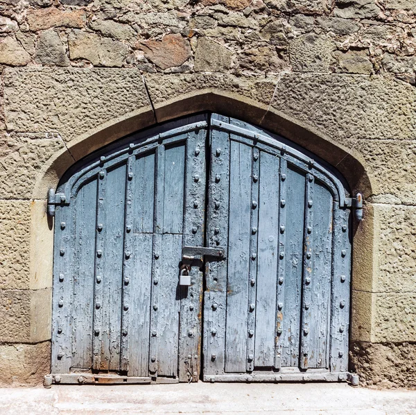 Oude gesloten poort met lock. — Stockfoto