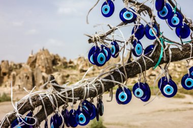 Geleneksel mavi kötü gözleri. Popüler Türk Hatıra ile ağacı.