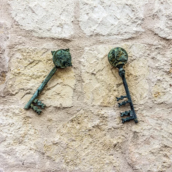 Vieilles clés en bronze sur fond de mur en pierre — Photo