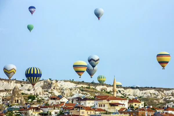 Balões sobrevoando a Capadócia, Goreme, Turquia . — Fotografia de Stock