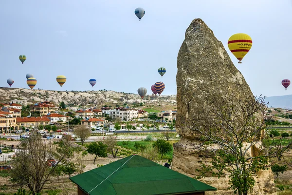 카파도키아, 괴레메, 터키에 도착 하는 풍선. — 스톡 사진