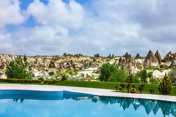 格雷梅，卡帕多细亚，土耳其的酒店游泳池畔 — 图库照片