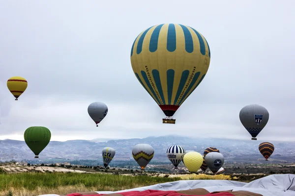 Balões sobrevoando a Capadócia, Goreme, Turquia . — Fotografia de Stock