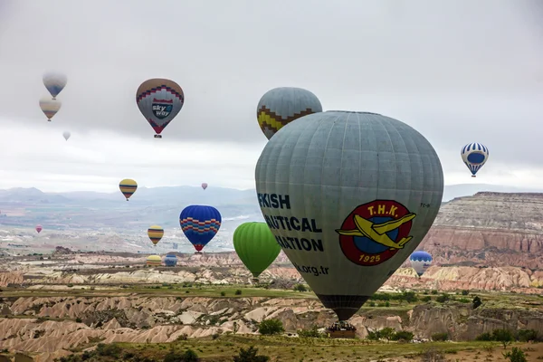 Balões sobrevoando a Capadócia, Goreme, Turquia . — Fotografia de Stock