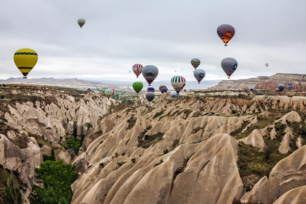 Εμφάνιση των μπαλονιών που πετούν πάνω από το Γκιόρεμε, Καππαδοκία, Τουρκία — Φωτογραφία Αρχείου