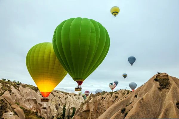 Ιπτάμενα μπαλόνια στην Καππαδοκία, Τουρκία. — Φωτογραφία Αρχείου