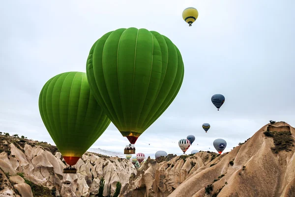 Show de balões de ar quente na Capadócia, Turquia — Fotografia de Stock