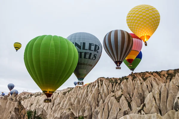 Γκόρεμε, Τουρκία - 2 Μαΐου 2016: Μπαλόνια πετώντας πάνω από την Καππαδοκία, Γκορέμε, Τουρκία, — Φωτογραφία Αρχείου