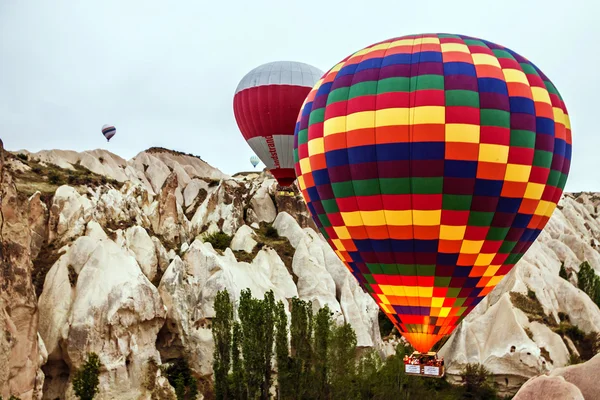 Mostra de balões sobrevoando a Capadócia, Goreme, Turquia , — Fotografia de Stock