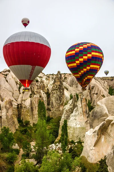 Göreme, Turecko - 15 července 2016: Balóny létání nad Kappadokie, Göreme, Turecko, — Stock fotografie