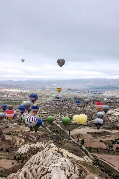 热空气气球显示在卡帕多细亚，土耳其 — 图库照片
