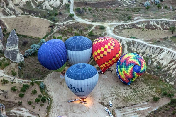 Göreme, Turcja - 15 lipca 2016: Balony latające nad Cappadocia, Göreme, Turcja — Zdjęcie stockowe