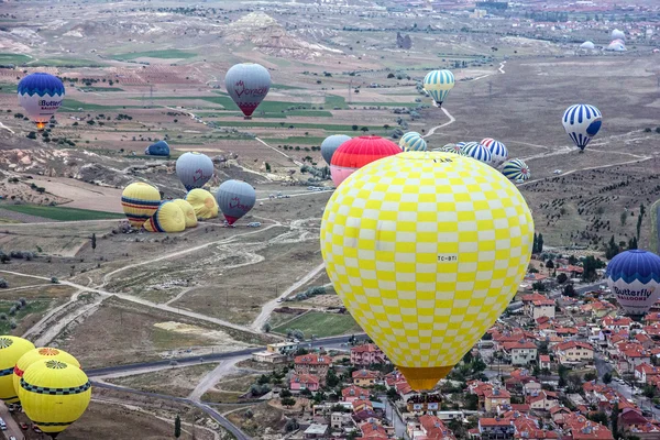 Balões sobrevoando a Capadócia, Goreme, Turquia — Fotografia de Stock