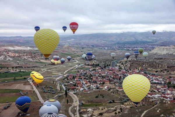 GOREME, TURQUÍA - 15 de julio de 2016: espectáculo de globos, Capadocia, Turquía . — Foto de Stock