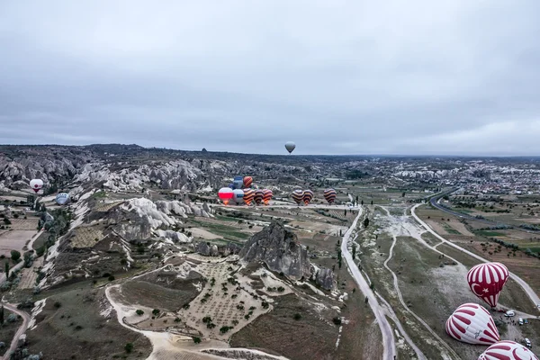 Espectáculo de globos aerostáticos en Capadocia, Turquía — Foto de Stock