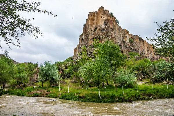 Górski krajobraz. Kanion ihlara, Kapadocja, Turcja. zielony tou — Zdjęcie stockowe