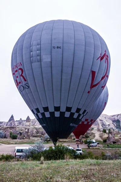 Luftballons fliegen über Kappadokien, Goreme, Türkei, — Stockfoto