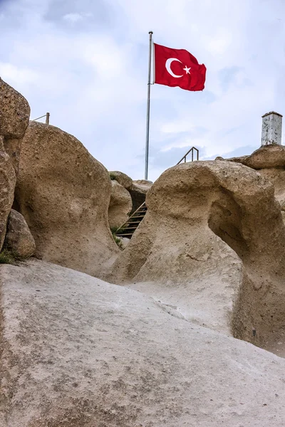 土耳其国旗在堡垒乌奇希萨尔，卡帕多细亚，土耳其 — 图库照片